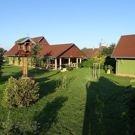 Penzion Pod Vapenkami Strážnice Extérieur photo