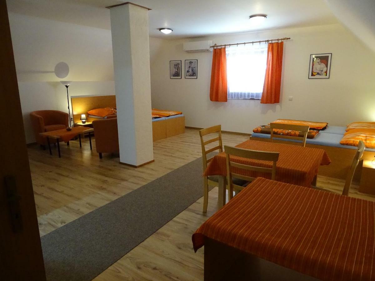 Penzion Pod Vapenkami Strážnice Extérieur photo