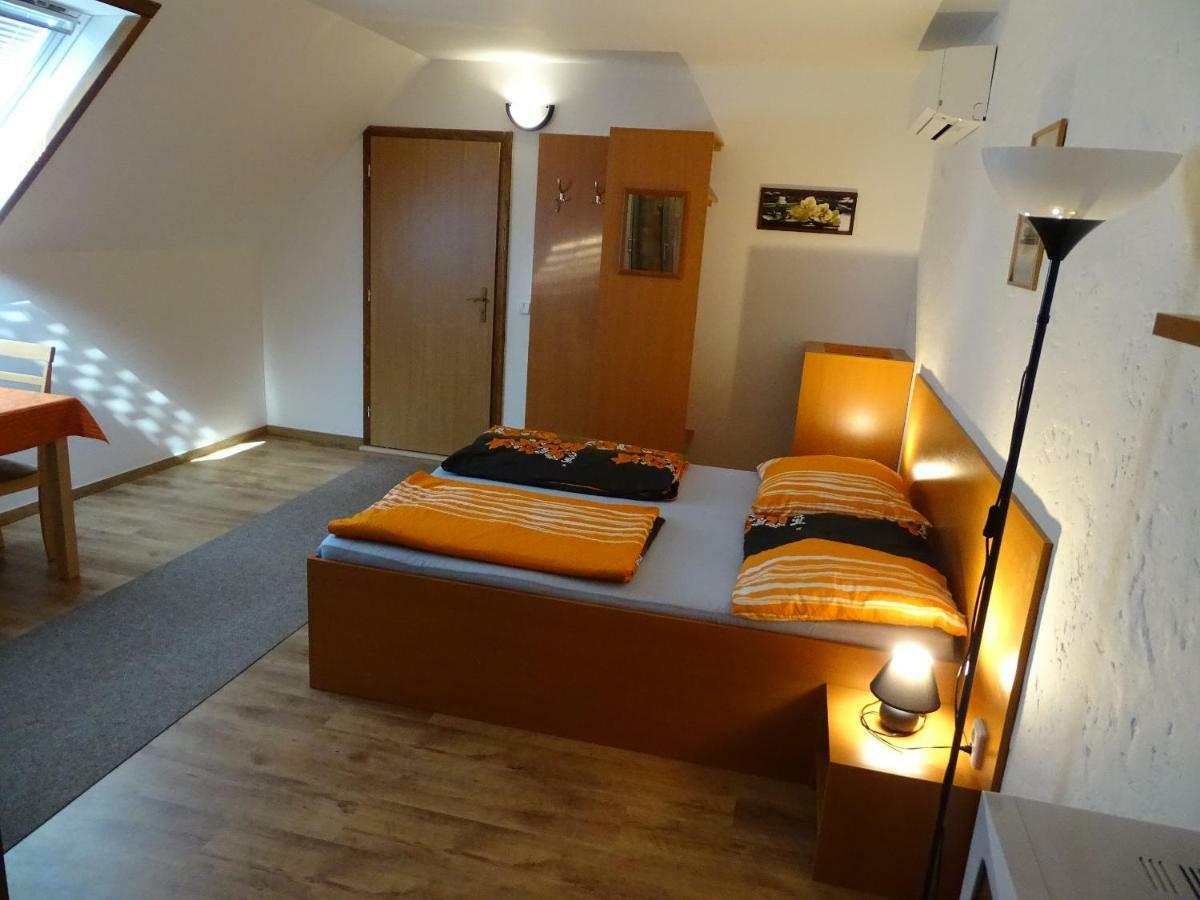 Penzion Pod Vapenkami Strážnice Extérieur photo