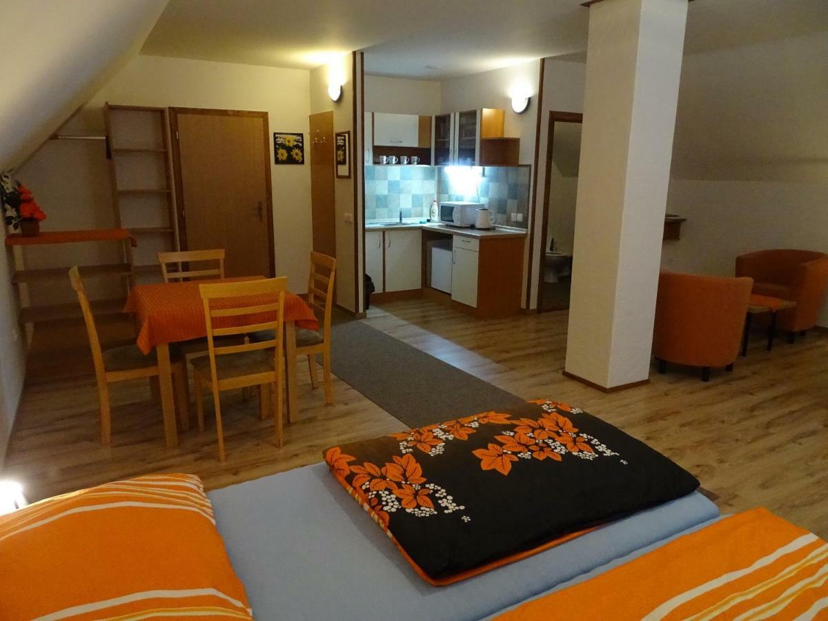 Penzion Pod Vapenkami Strážnice Extérieur photo