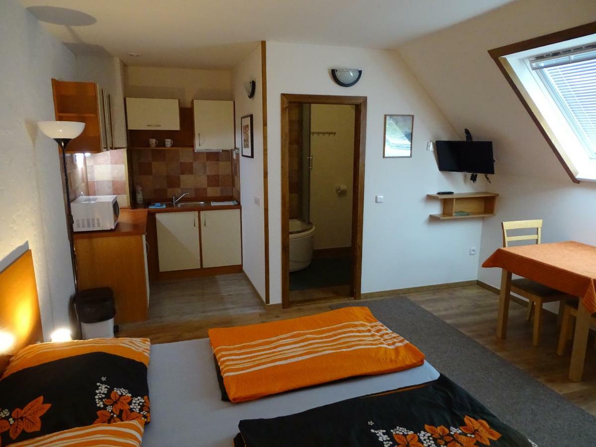 Penzion Pod Vapenkami Strážnice Extérieur photo