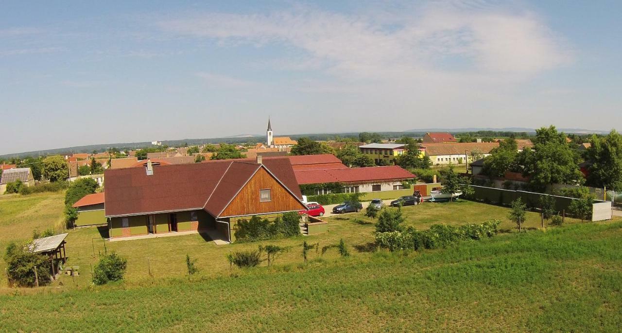 Penzion Pod Vapenkami Strážnice Extérieur photo